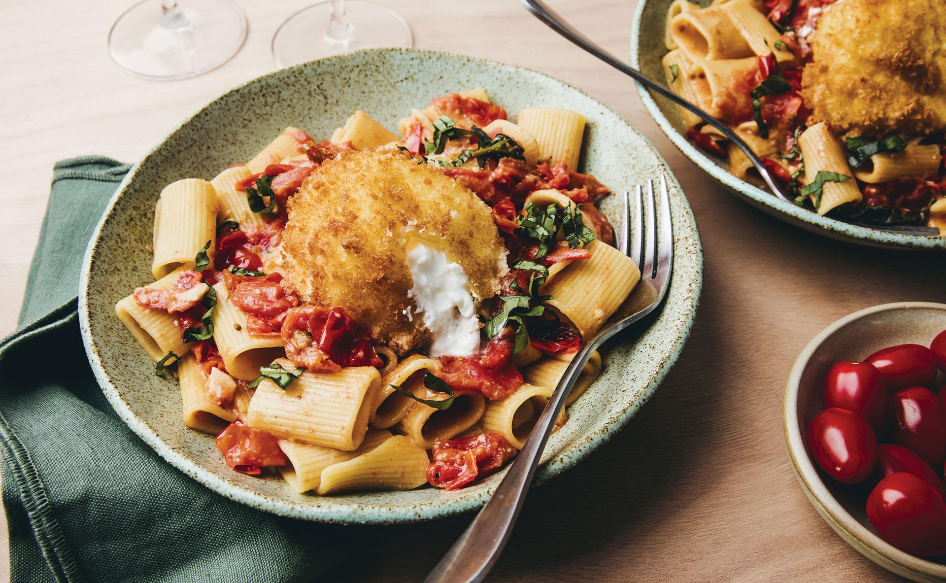 Rigatoni tomates basilic et burrata panée