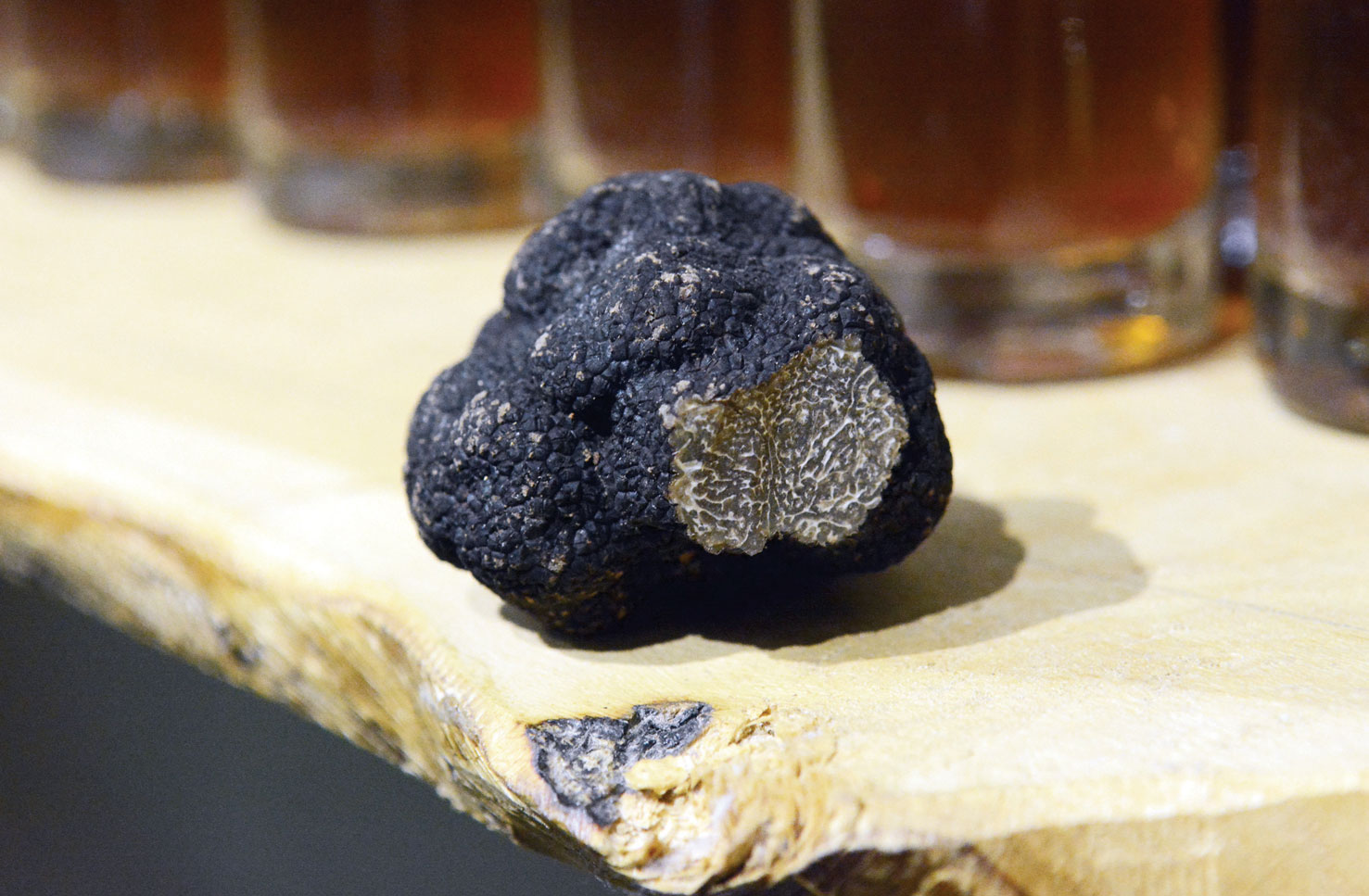 La truffe de Bourgogne, à la chair brune, est aussi connue sous le nom de tuber uncinatum - Crédit : Rozenn Krebel