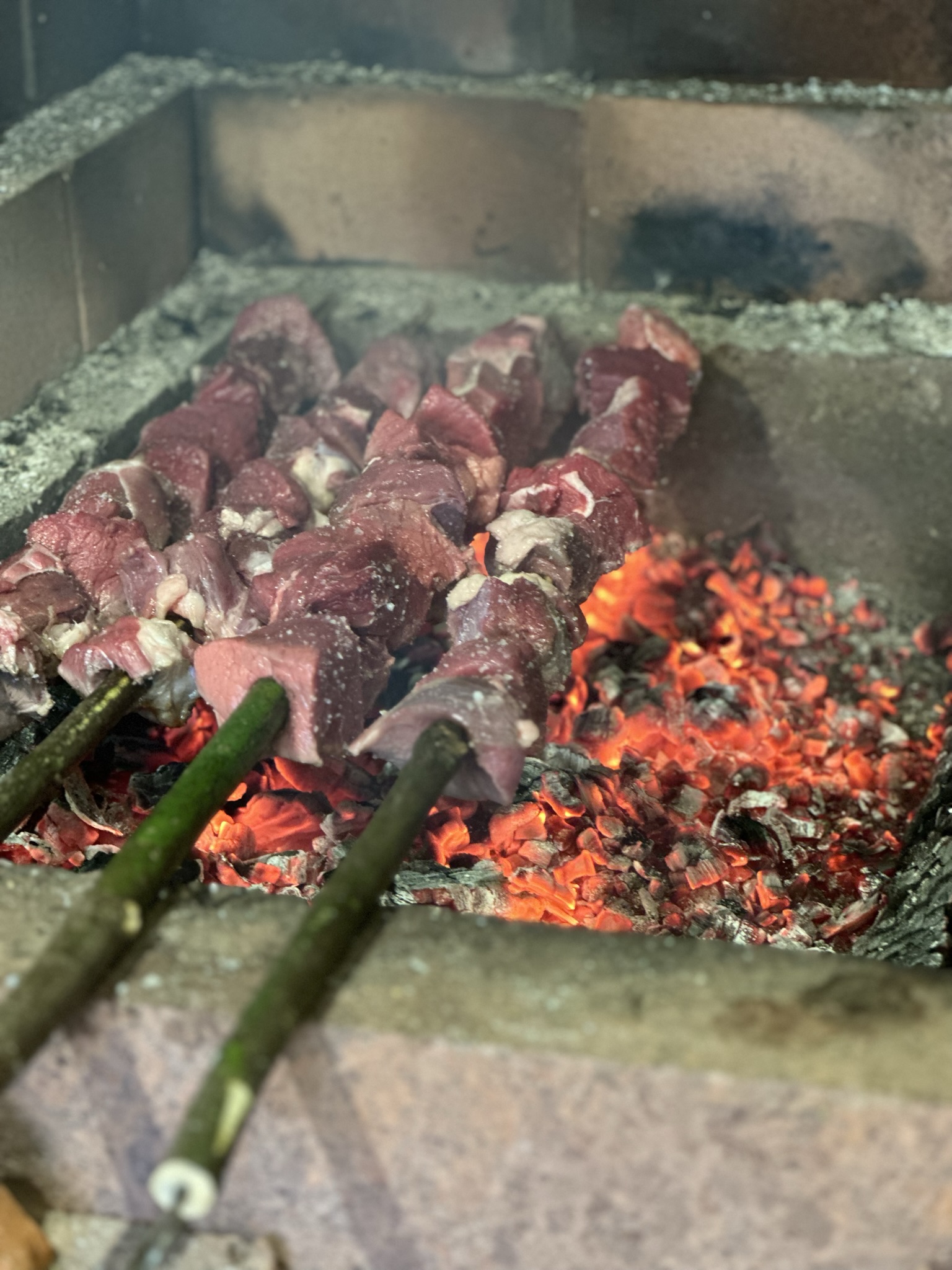 Cuisson des brochettes de bœuf sur branche de lauriers de la Quinta Do Barbusano, Madère – Crédit photo : Charlotte DOMINIQUE