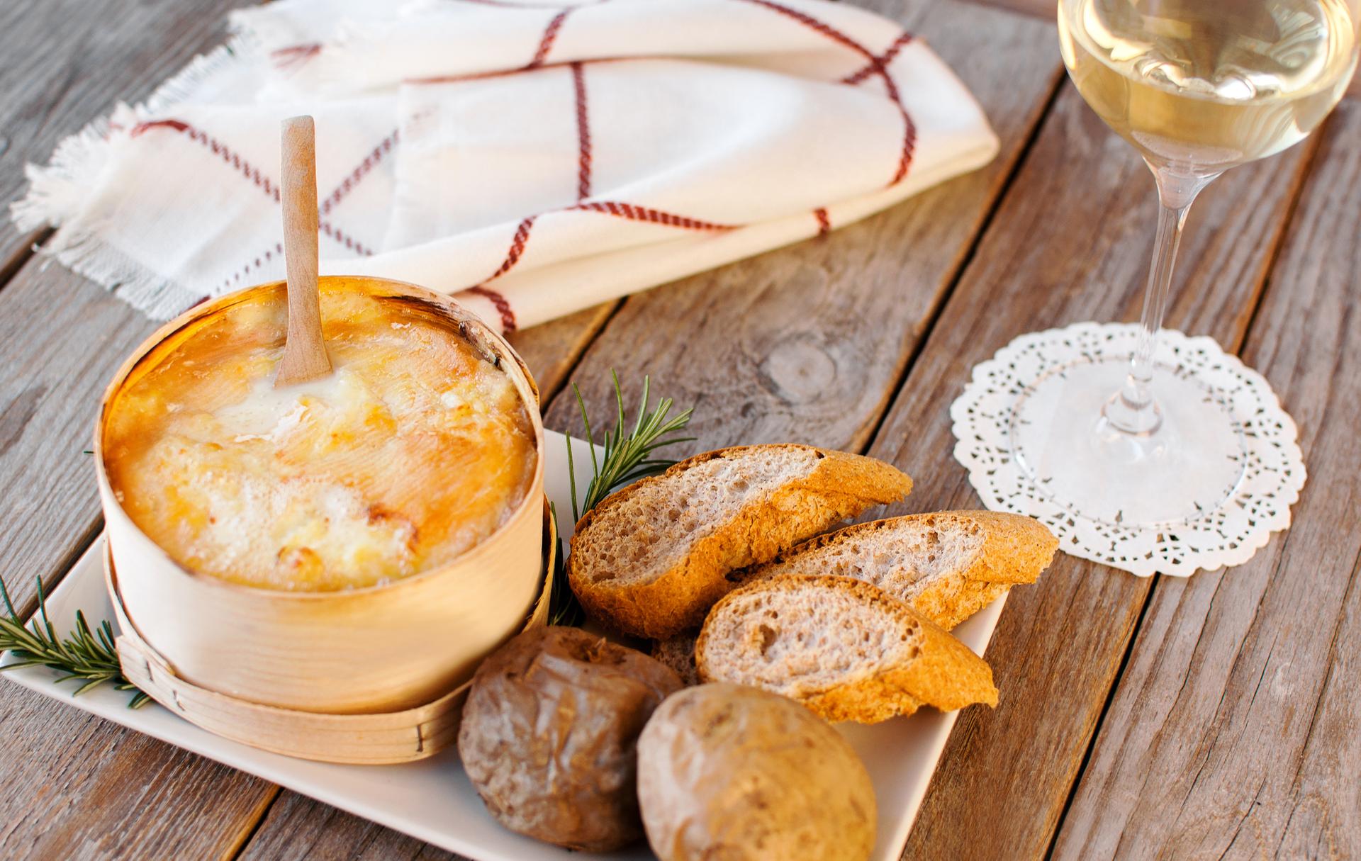 Mont d'Or, cancoillotte, camembert… Quels vins boire avec les fromages fondus ?