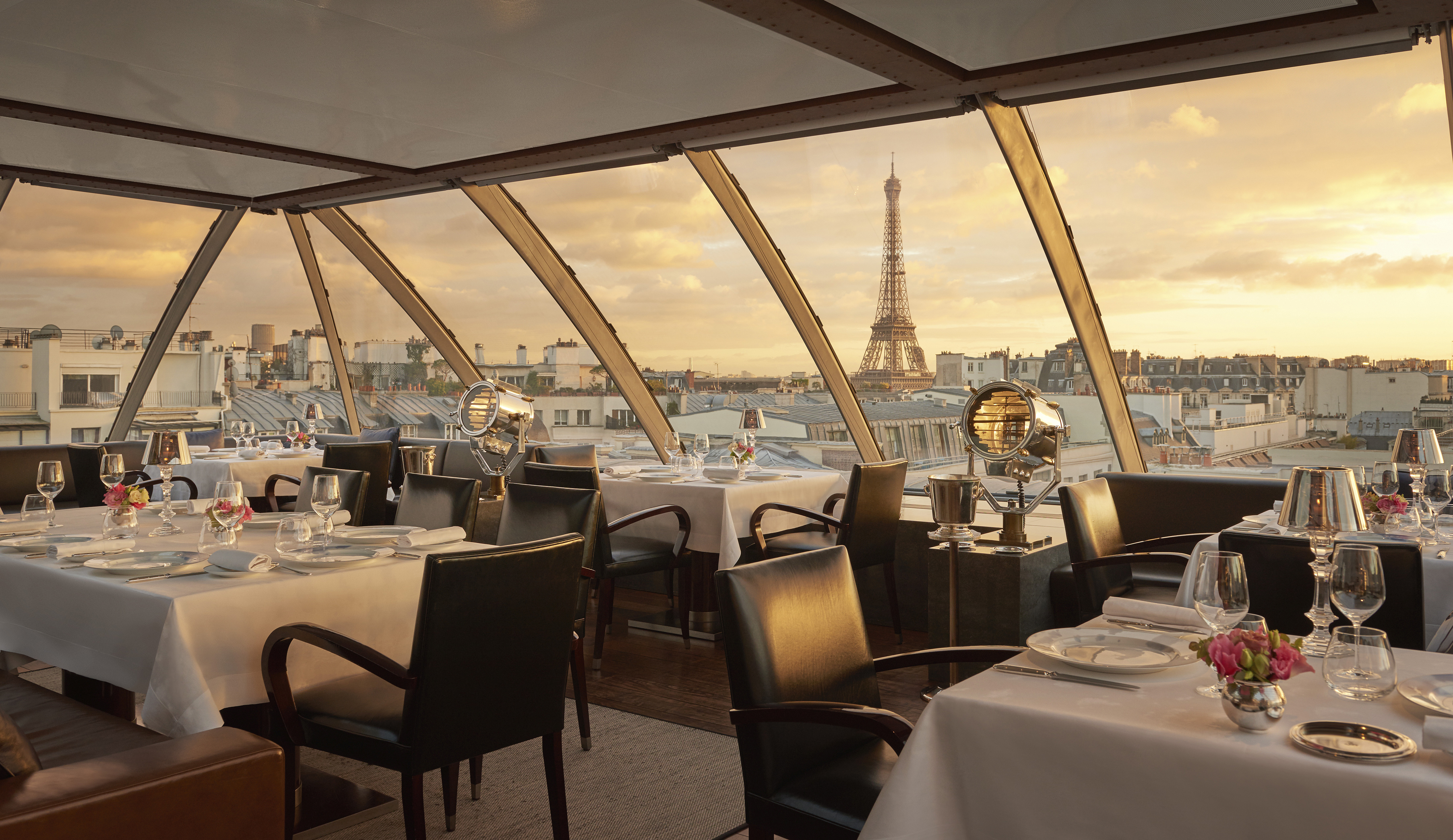La vue sur la Tour Eiffel depuis la salle du restaurant gastronomique L’Oiseau Blanc - Crédit : The Peninsula