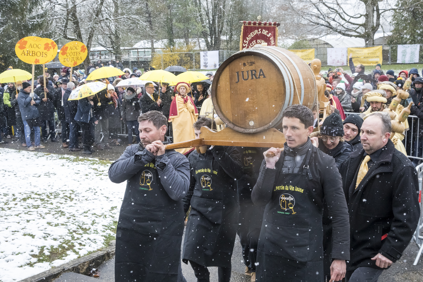 Avant la mise en perce, le fameux tonneau de vin jaune défile dans les rues du village devant une foule nombreuse