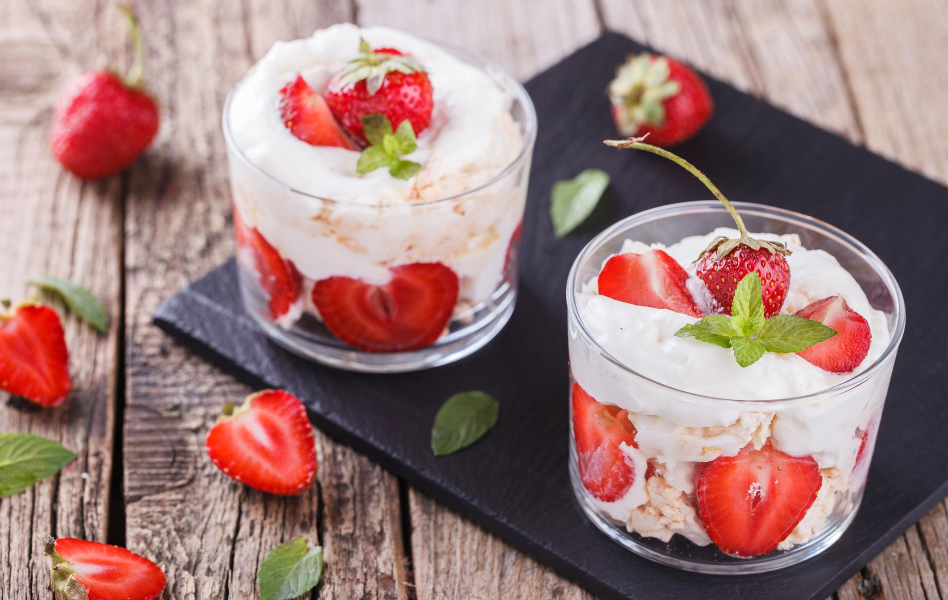 Verrines aux fraises, glace vanille et meringue