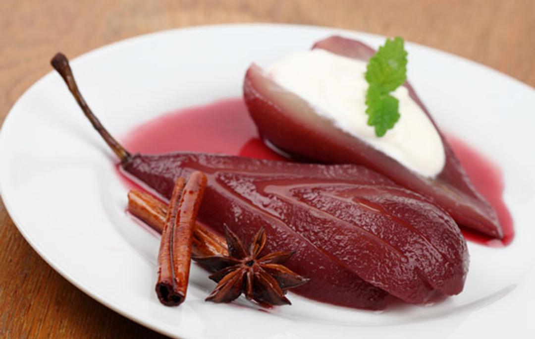 Notre recette de Poires pochées au vin rouge et épices