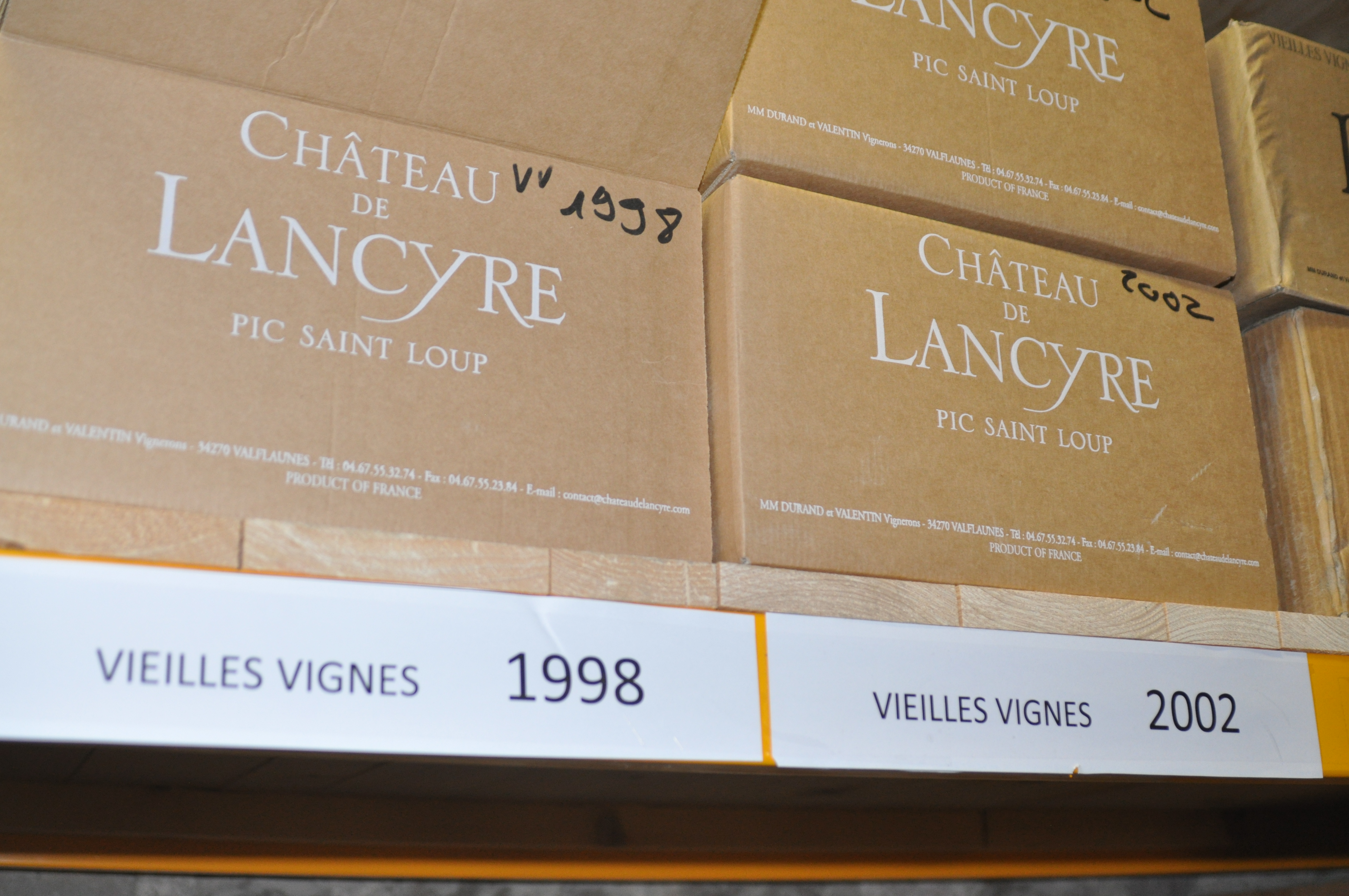 Au cœur de la vinothèque du Château de Lancyre, plus de 5000 bouteilles prennent la poussière… - Crédit photo : Yoann Palej