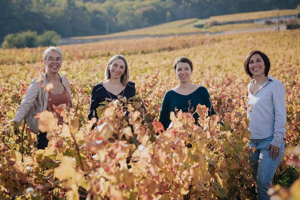 Armelle est ses trois 3 filles dans les vignes du Domaine Rion en Bourgogne - Crédit : Domaine Rion