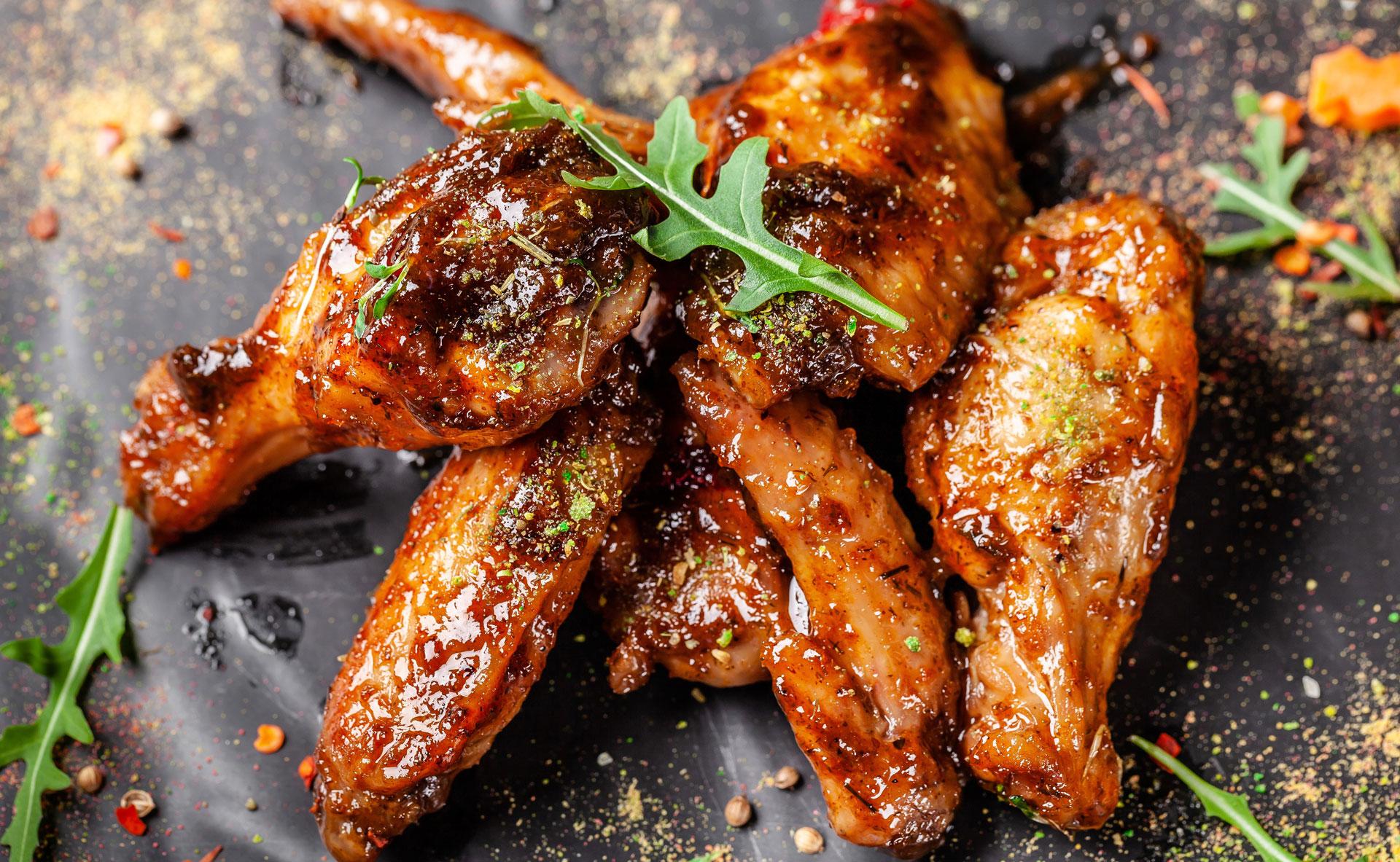 Pilons de poulet marinés, sauce épicée