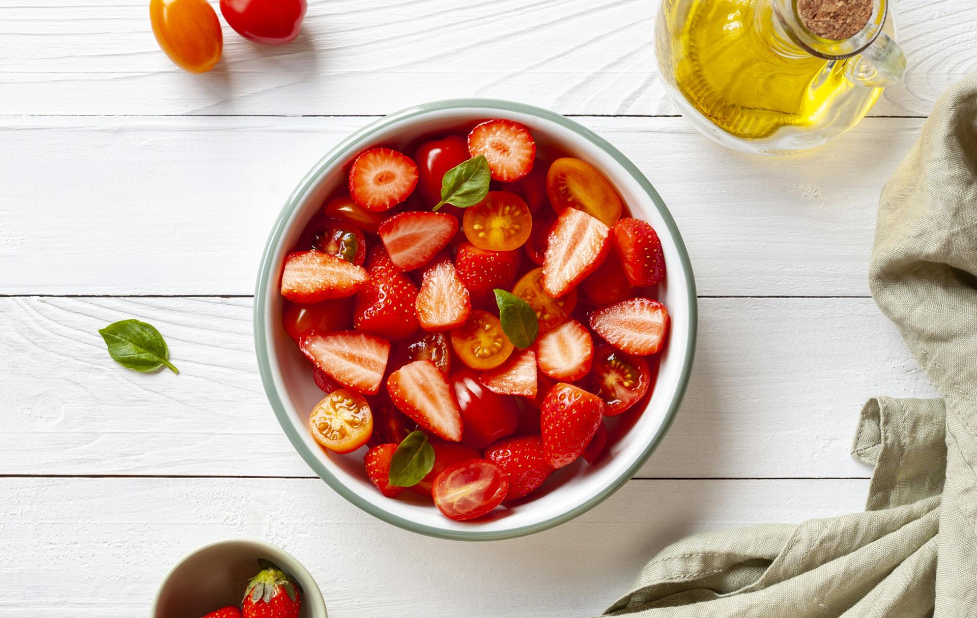 Salade fraises et tomates au basilic