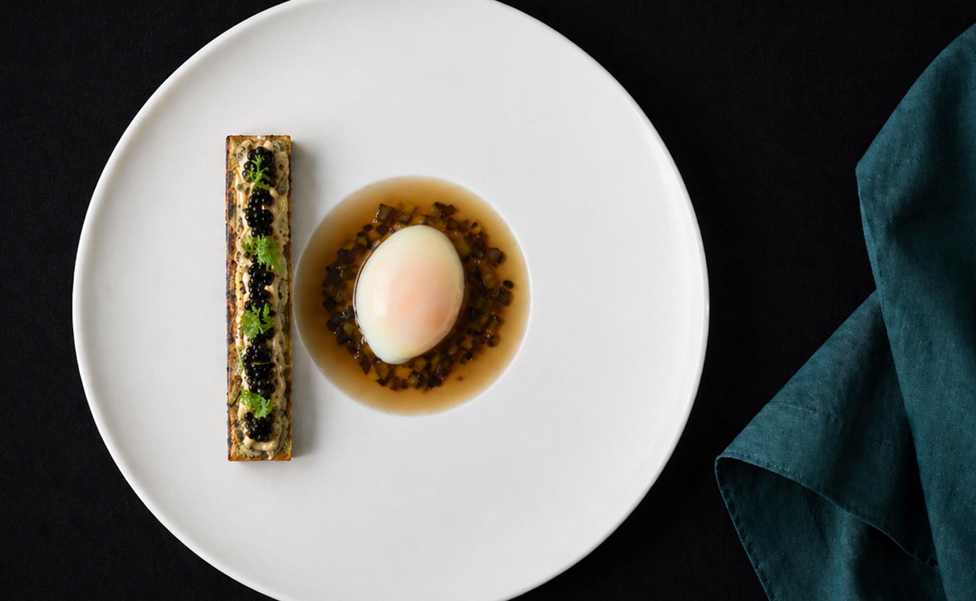 Œuf parfait au caviar et bouillon taï