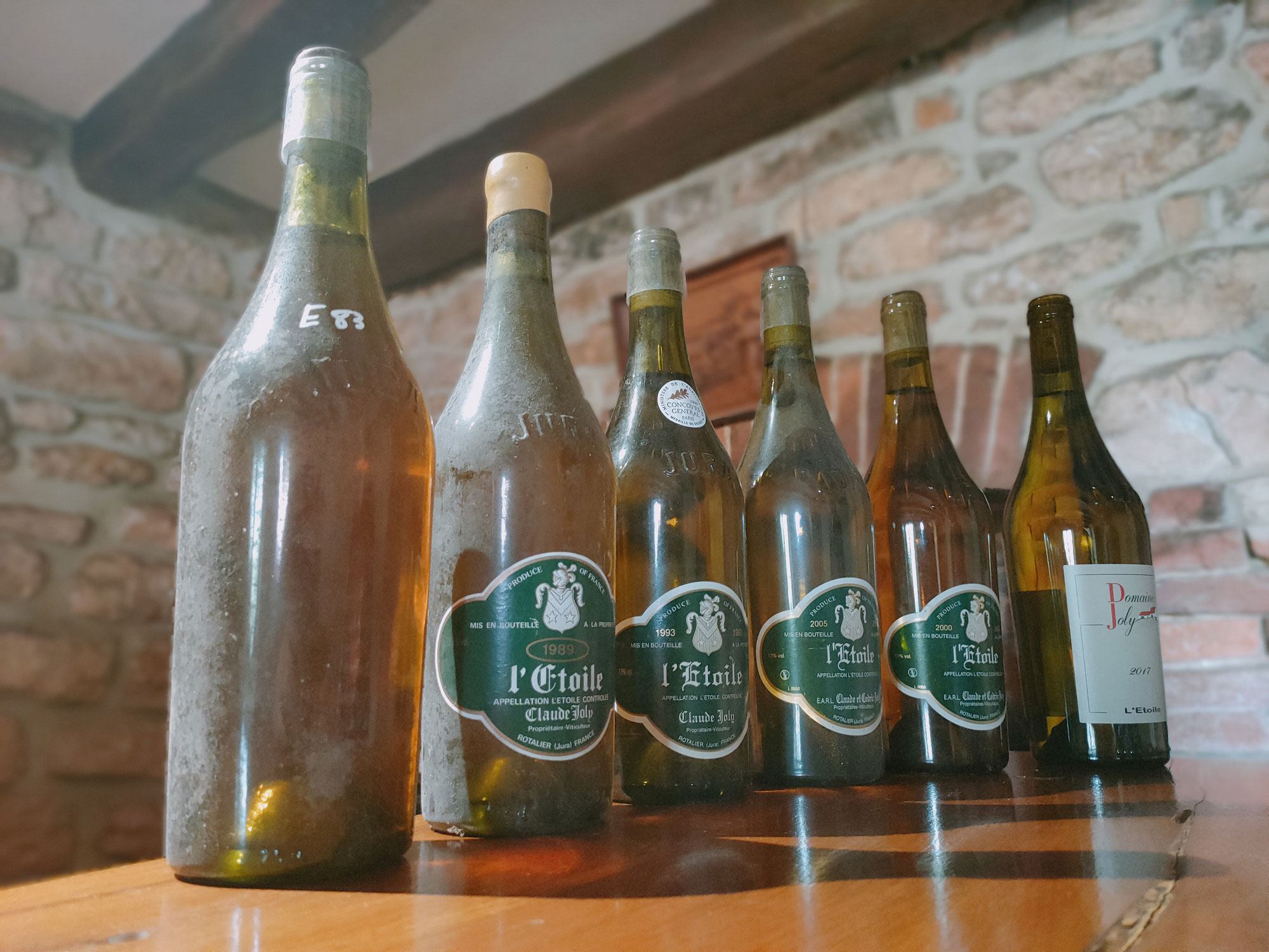 Le domaine Joly dispose d’une vinothèque d’exception, ici une verticale de Chardonnay de 1983 à 2017