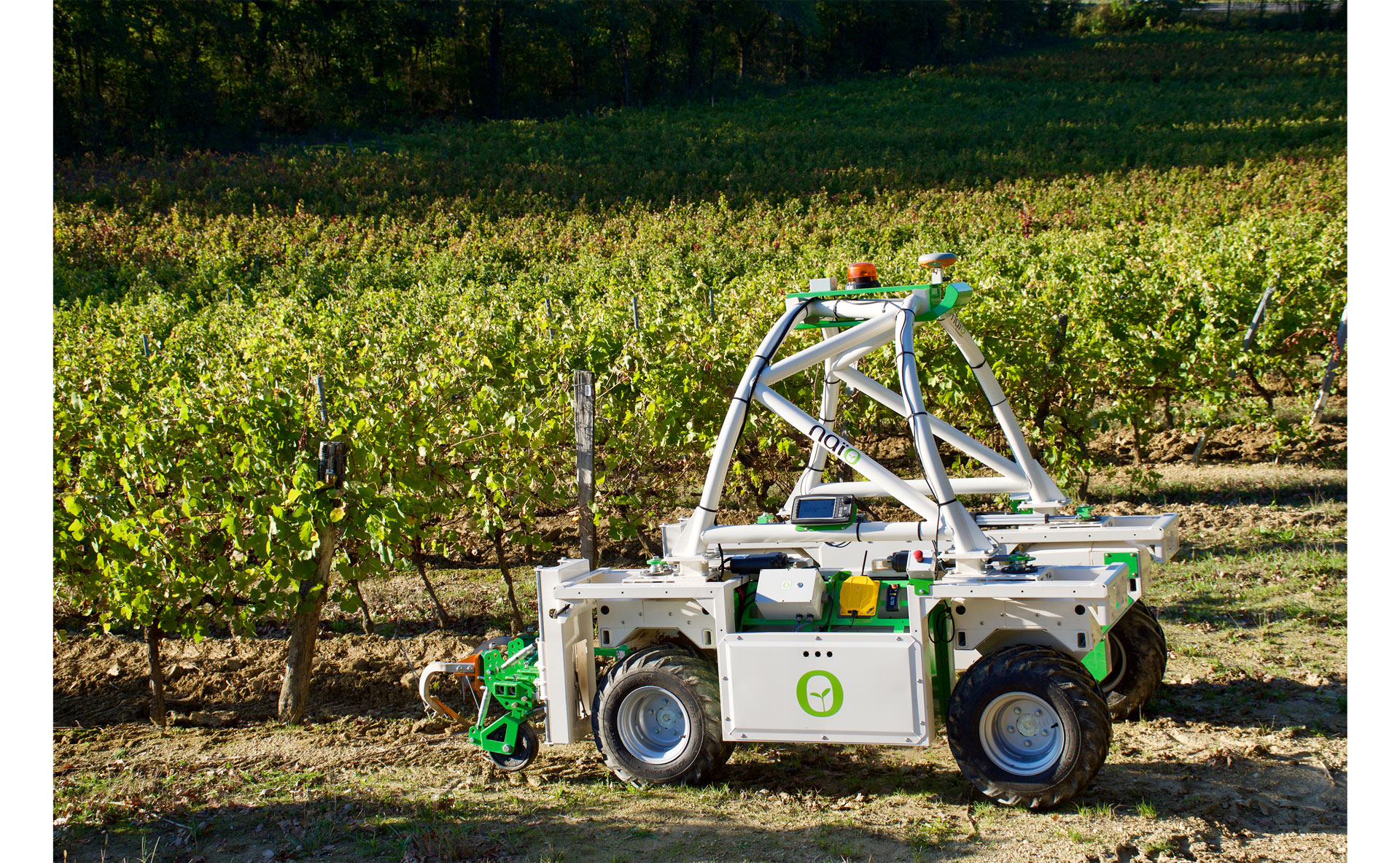 Le robot Te de Naio Technologies, en action au Domaine de la Bouche du Roi - Crédit photo : Naio Technologies