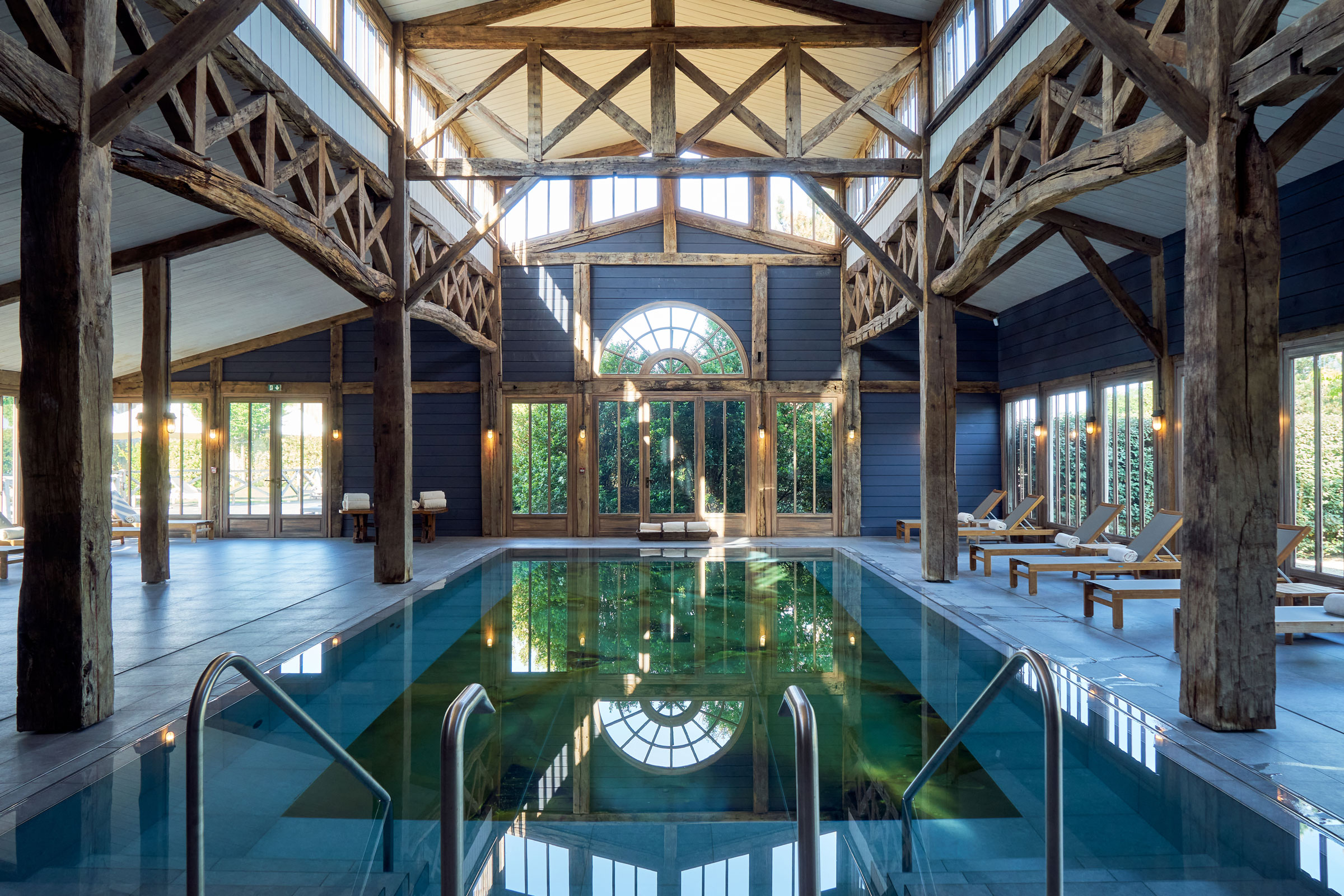 La magnifique piscine intérieure du spa des Sources de Caudalie - Crédit photo : Les Sources de Caudalie