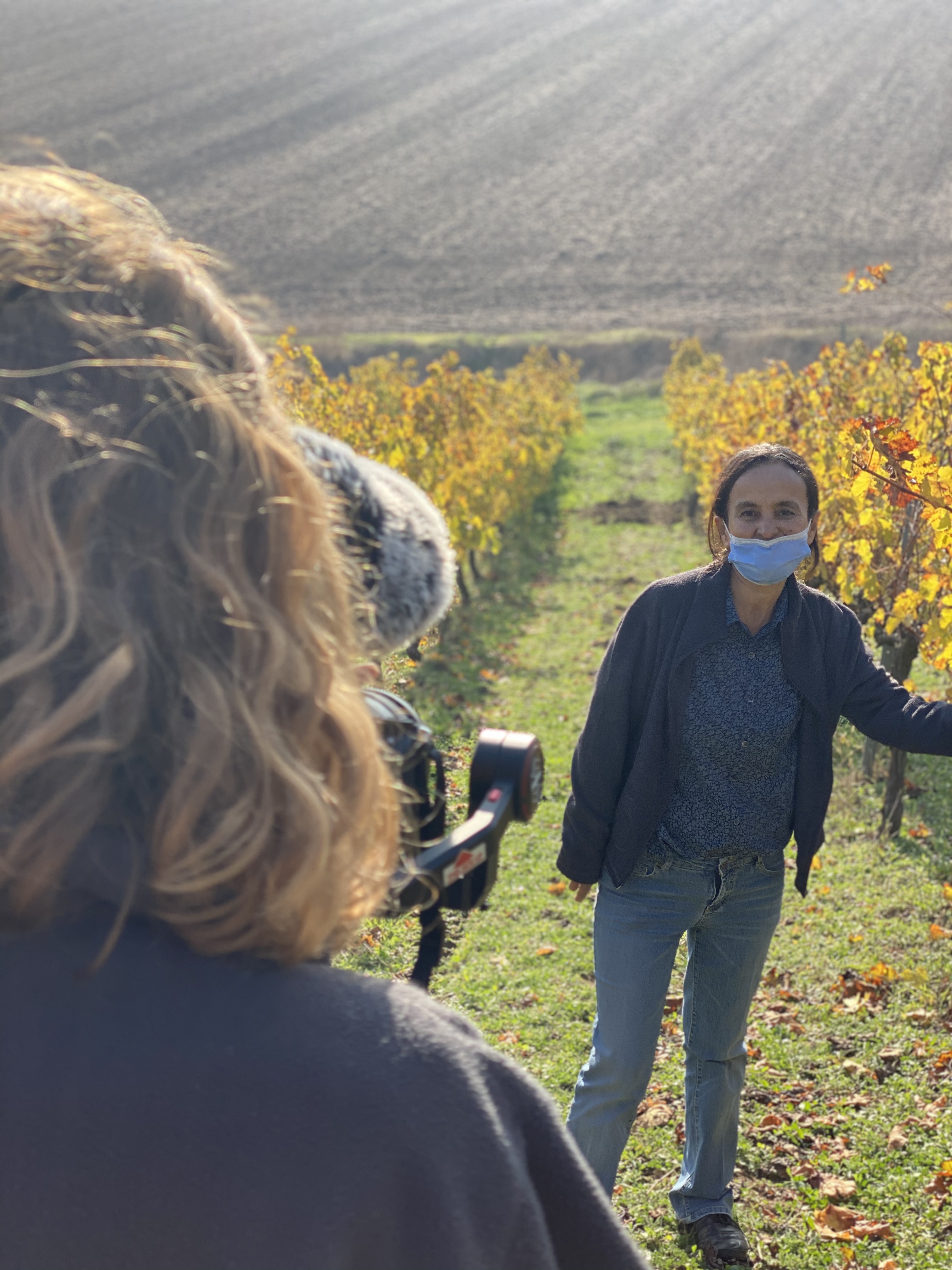 Zoé filme Nasan une vigneronne turque pleine d'énergie qui après une carrière d'ingénieur en Californie a créé son domaine, le château Nuzun dans la Thrace - Crédit photo : Worldwine Women