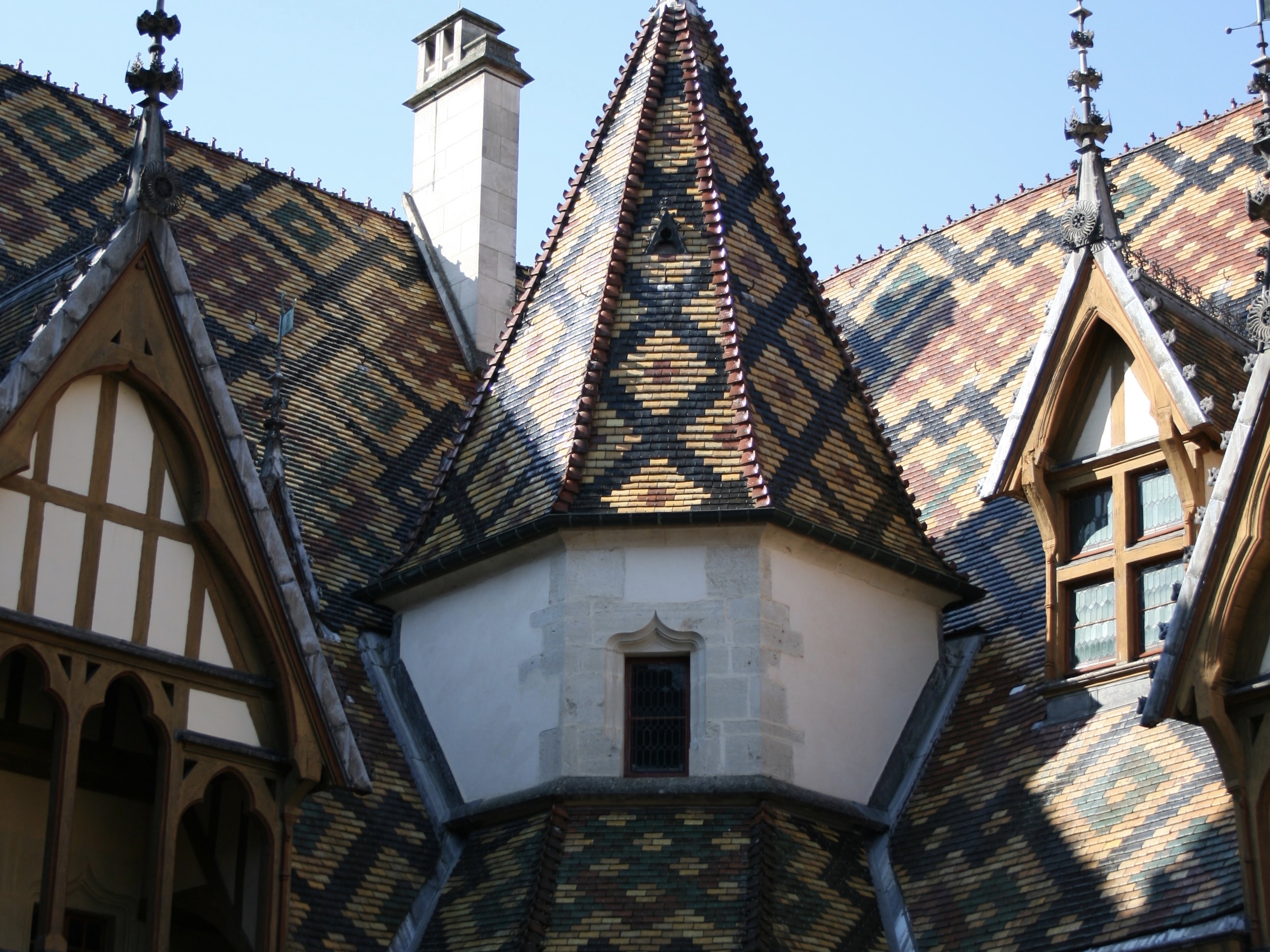 Les toits des célèbres Hospices de Beaune en Bourgogne - Crédit photo : Hervé Marmillot