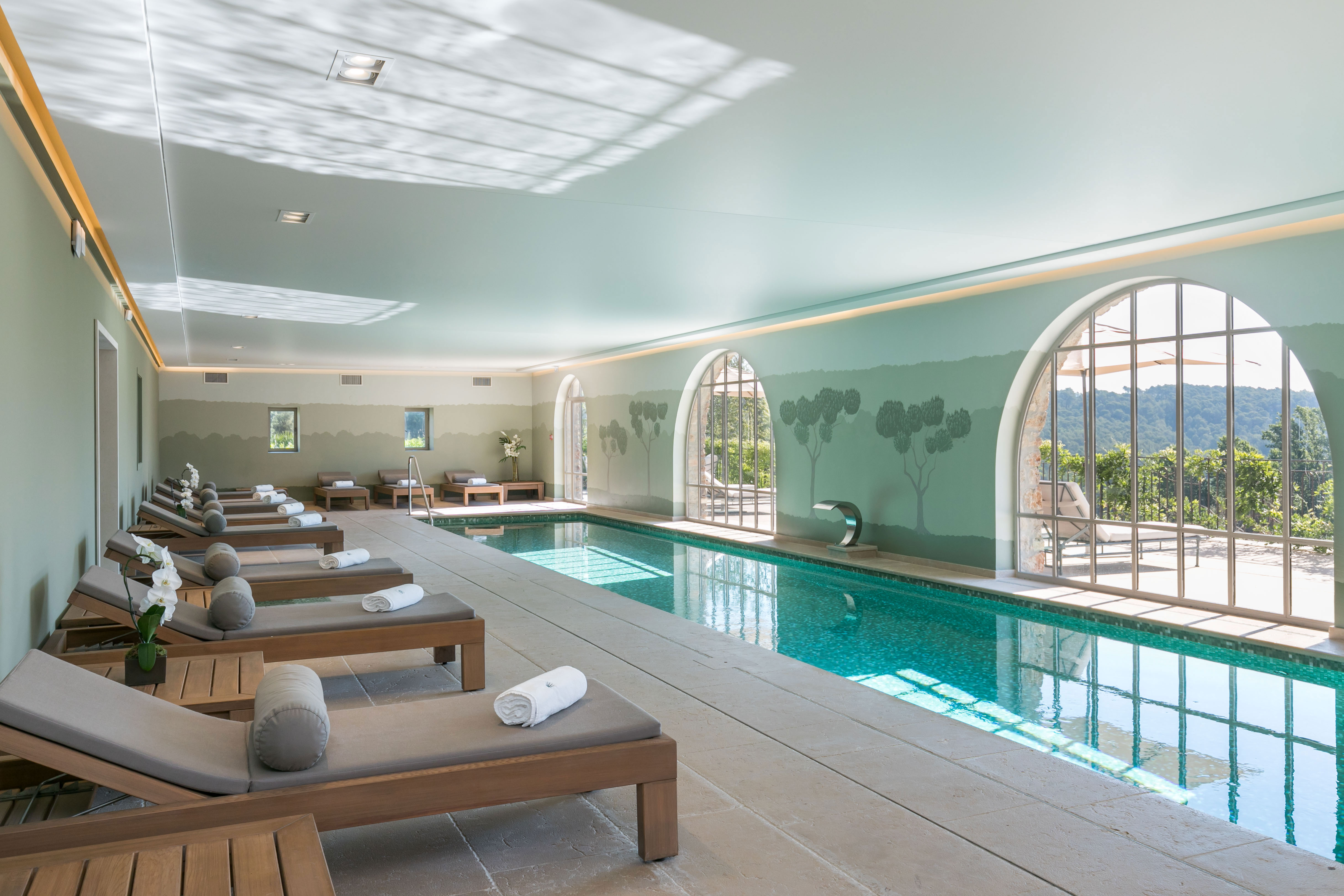 La piscine intérieure du spa Cinq Mondes du Château de Berne donne sur une terrasse avec vue sur les vignes - <sup>©</sup>Château de Berne