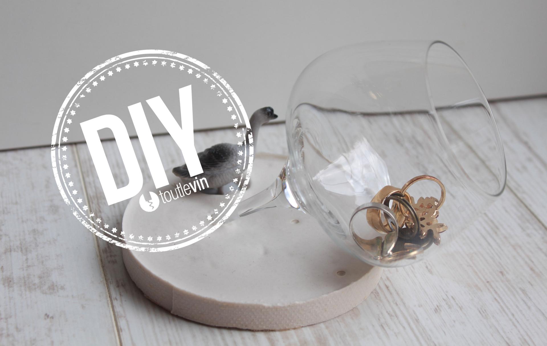 DIY : fabriquer un présentoir avec un verre de vin cassé